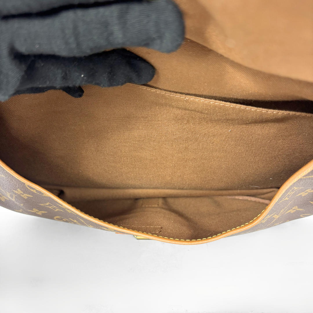 Innenausstattung aus braunem Leder.