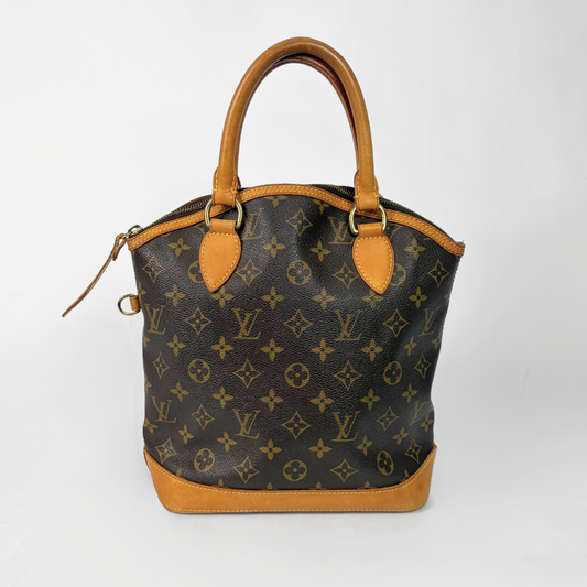 Designerhandtas met monogrampatroon op een witte achtergrond.