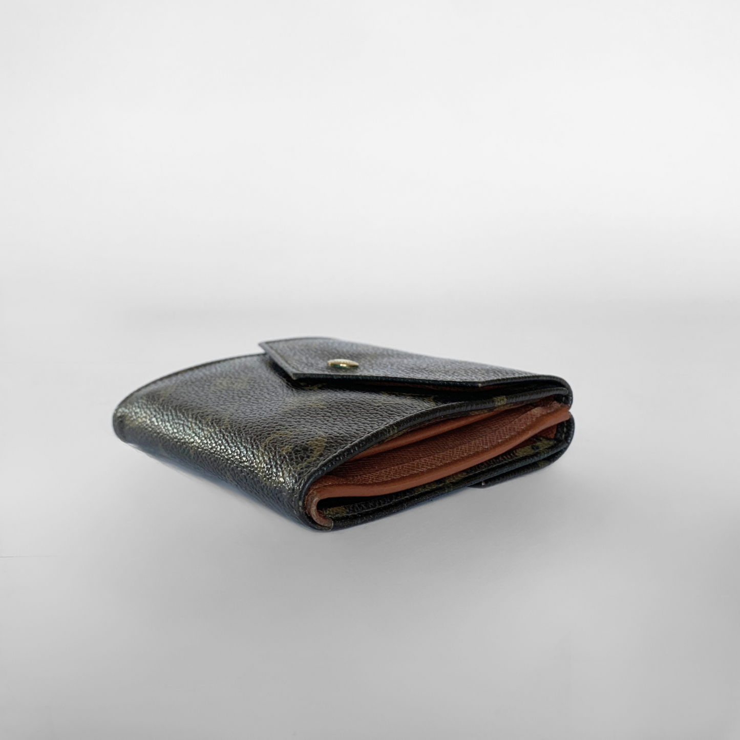 Louis Vuitton Geldbörse mit Monogrammmuster auf hellgrauem Hintergrund