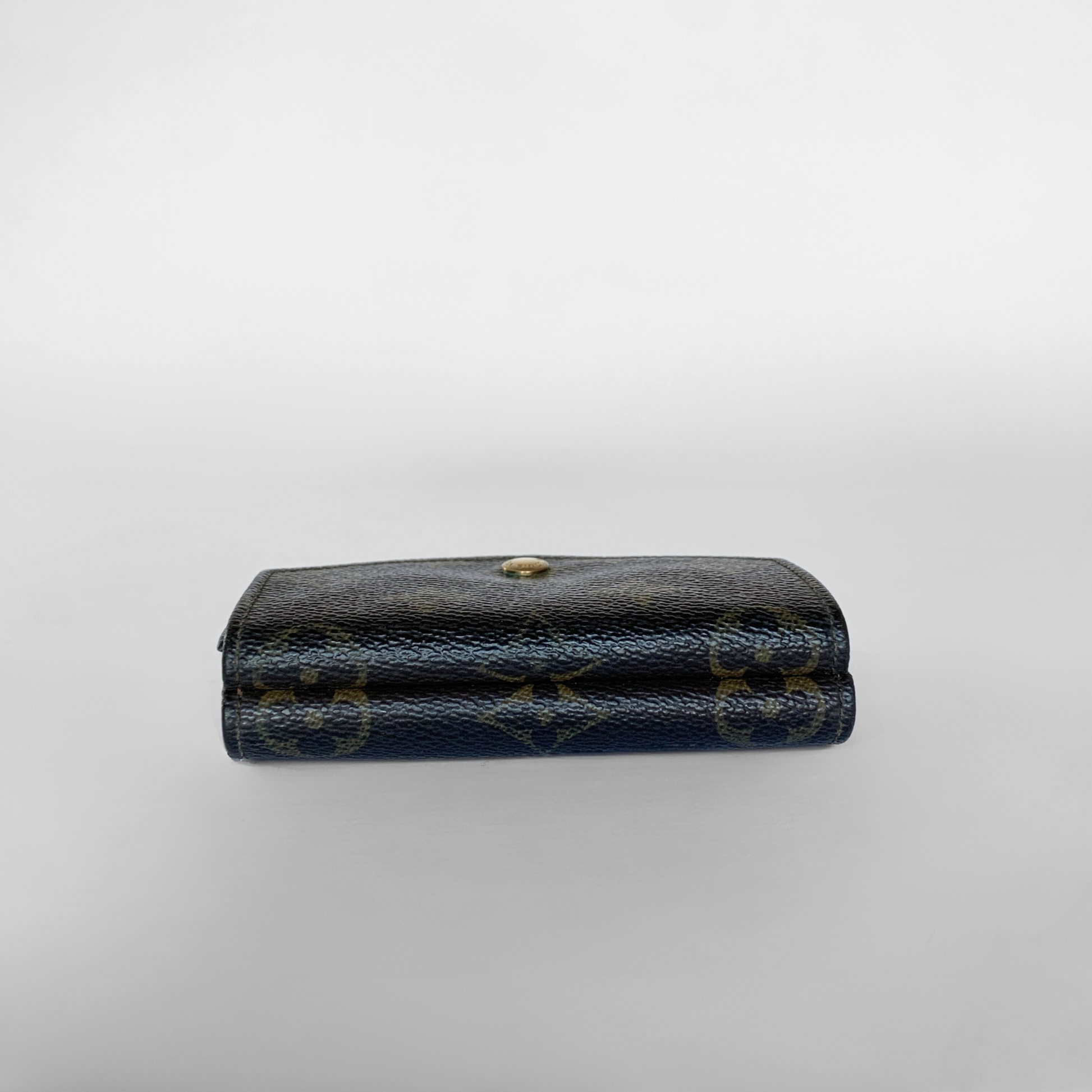 Louis Vuitton Geldbörse mit Monogrammmuster auf hellgrauem Hintergrund