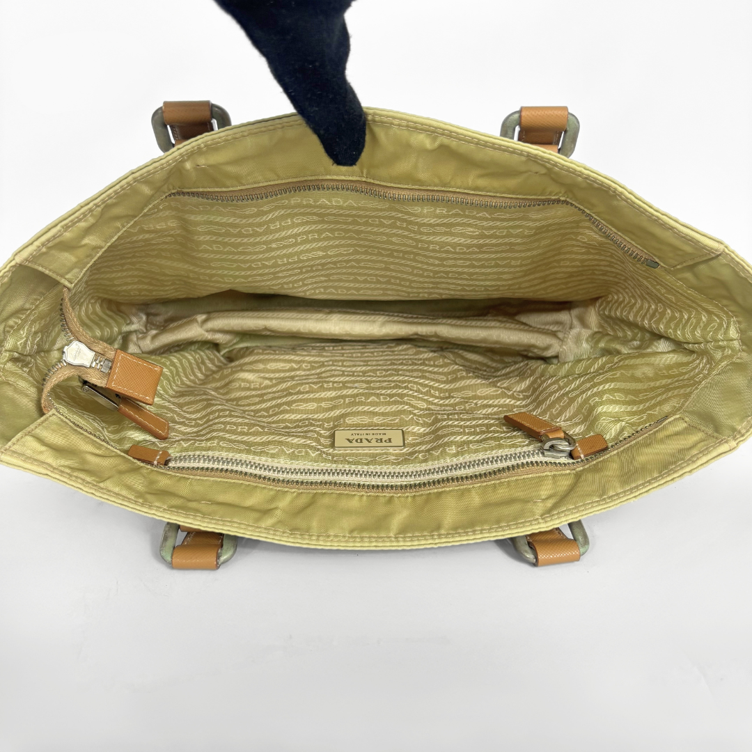 Prada Bolso tote de nailon amarillo con asas de cuero color camel y logotipo triangular.