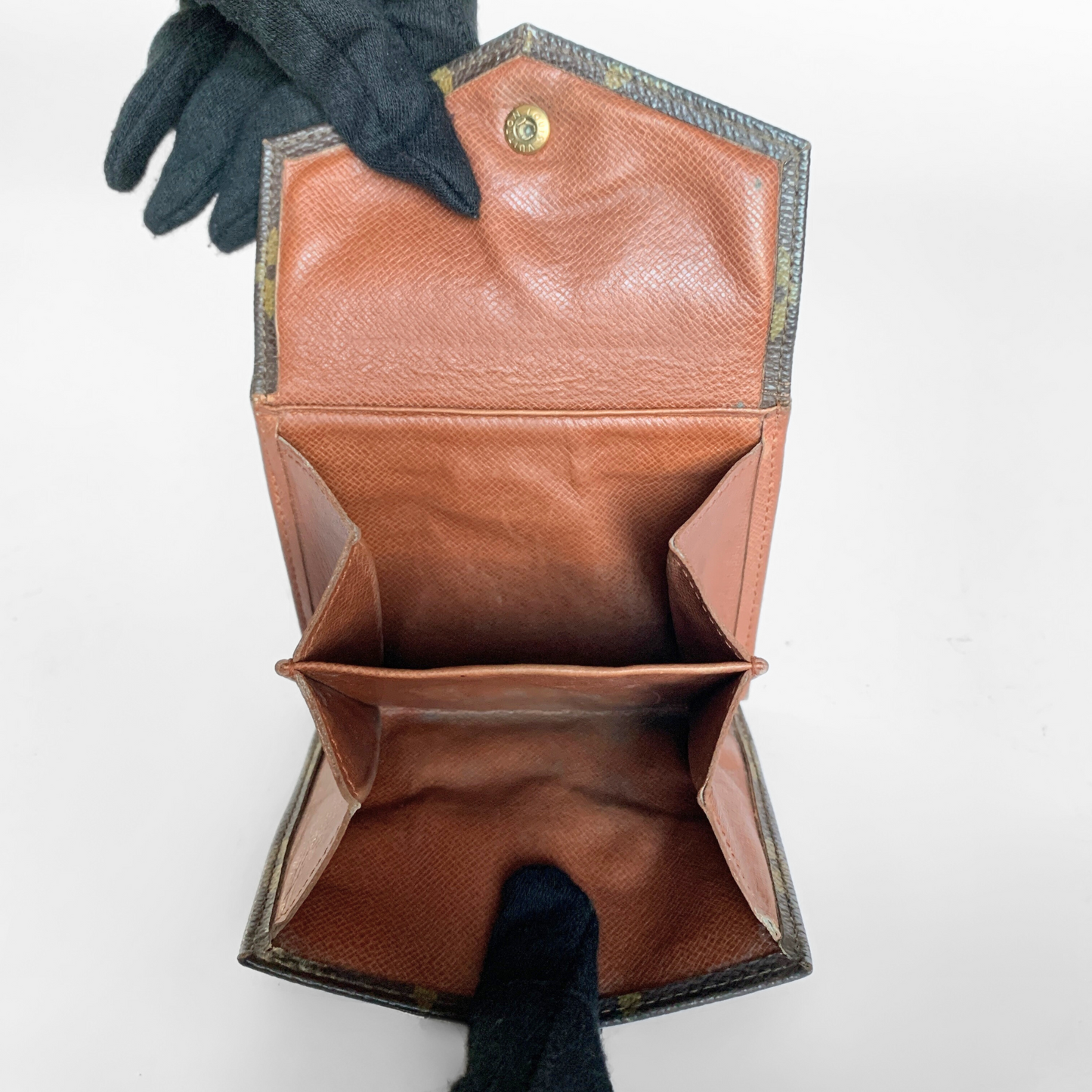 Louis Vuitton Geldbörse mit Monogrammmuster auf hellgrauem Hintergrund