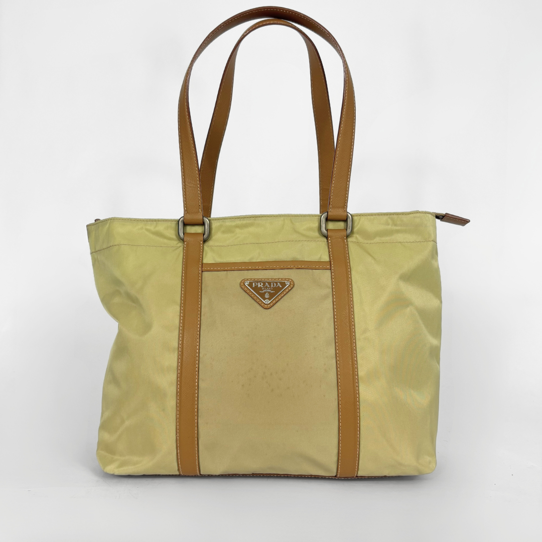 Prada Bolso tote de nailon amarillo con asas de cuero color camel y logotipo triangular.
