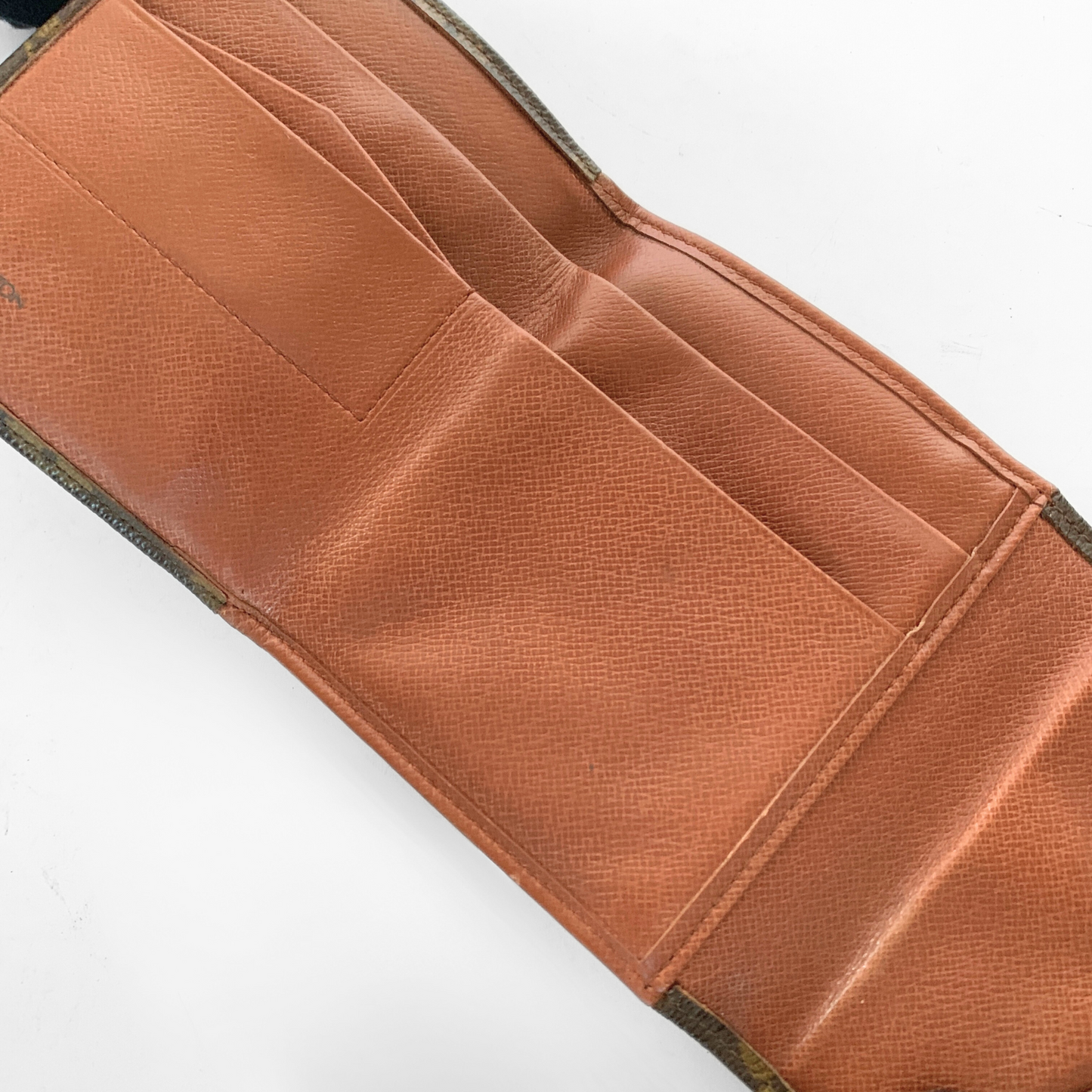 Braune Ledergeldbörse auf weißem Hintergrund