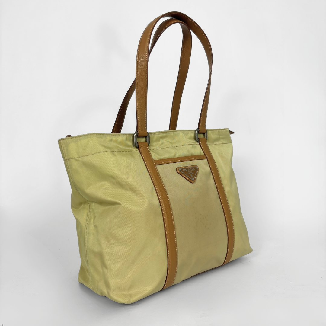 Prada Bolso tote de nailon amarillo con asas de cuero color camel y logotipo triangular.