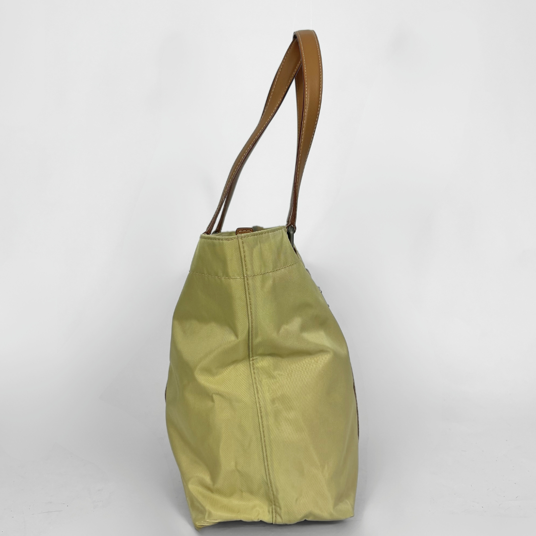Prada Bolso tote de nailon amarillo con asas de cuero color camel y logotipo triangular.