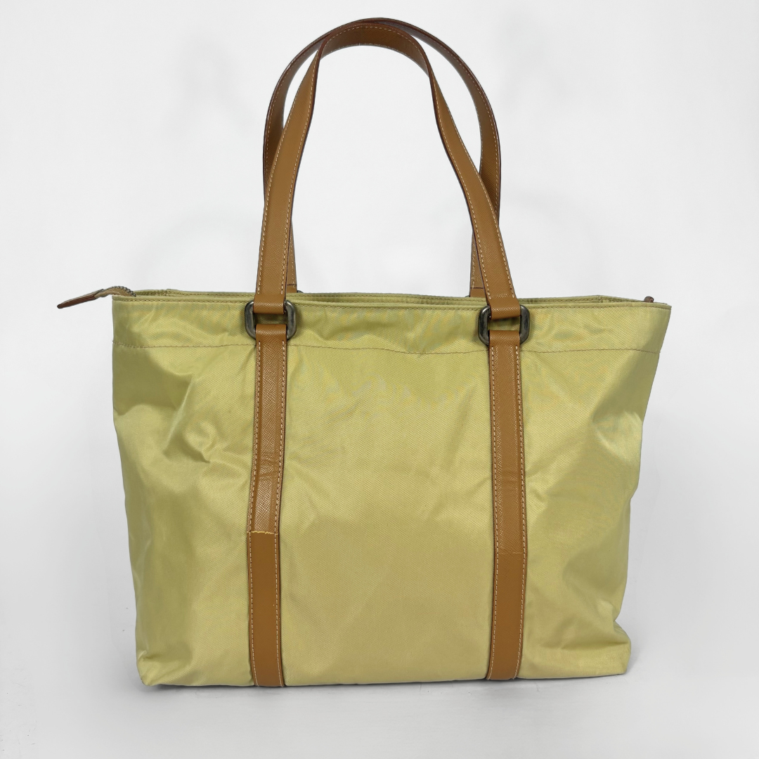 Prada Bolso tote de nailon amarillo con asas de cuero color camel y logotipo triangular.
