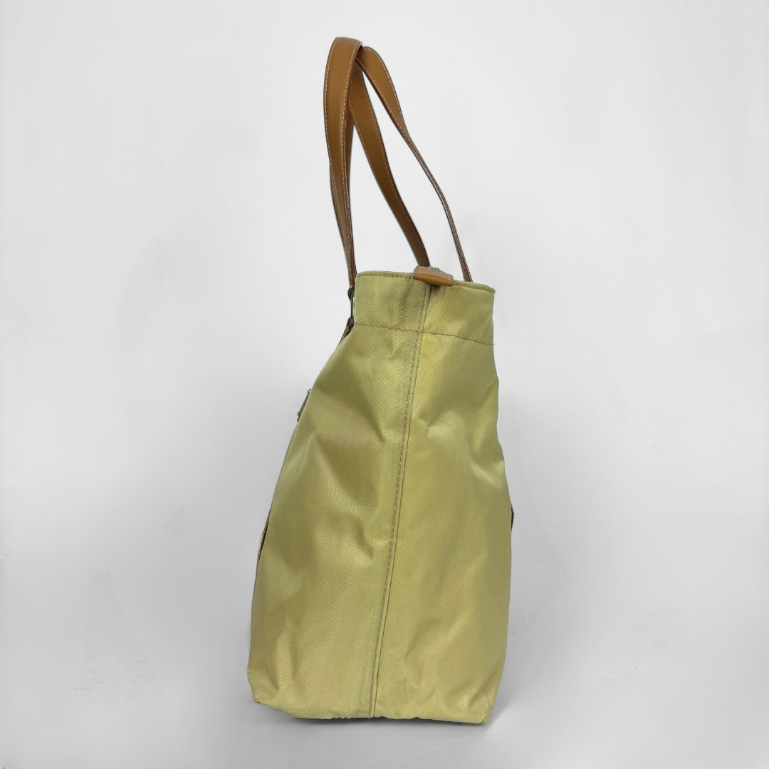 Prada Bolso tote de nailon amarillo con asas de cuero color camel y logotipo triangular.