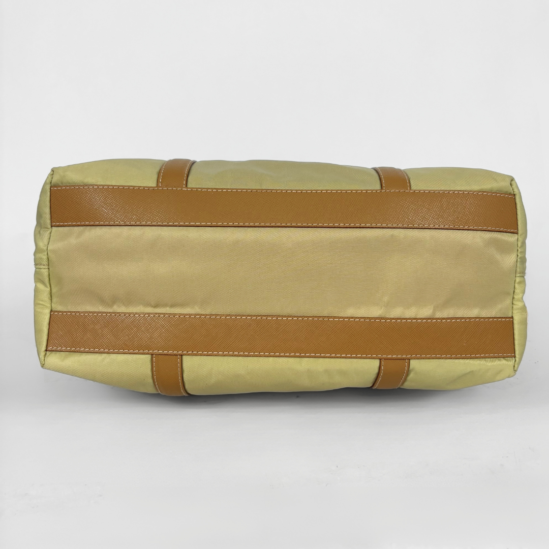 Prada Bolso tote de nailon amarillo con asas de cuero color camel y logotipo triangular.