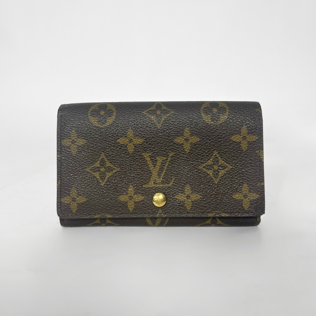 Louis Vuitton Geldbörse mit Monogrammmuster auf weißem Hintergrund