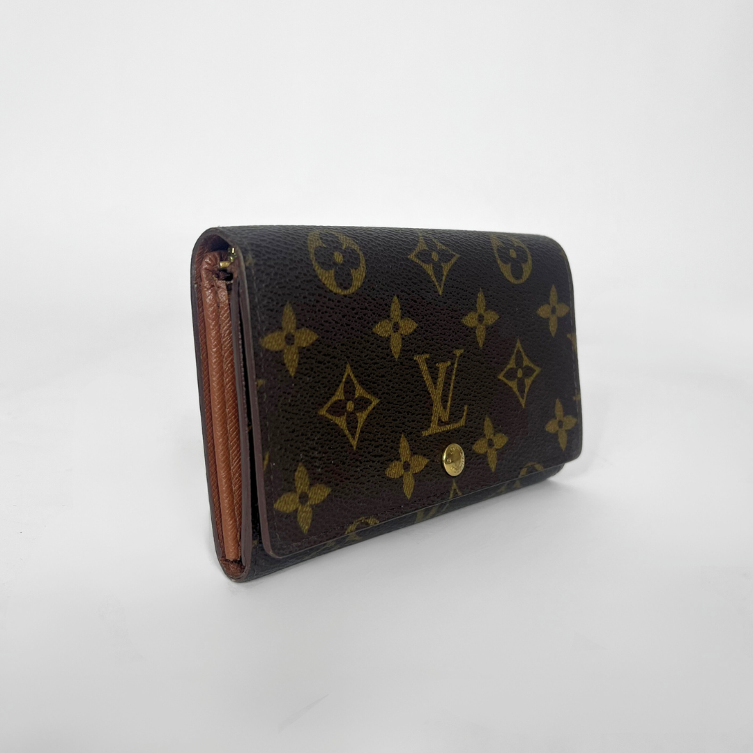 Louis Vuitton Geldbörse mit Monogrammmuster auf weißem Hintergrund