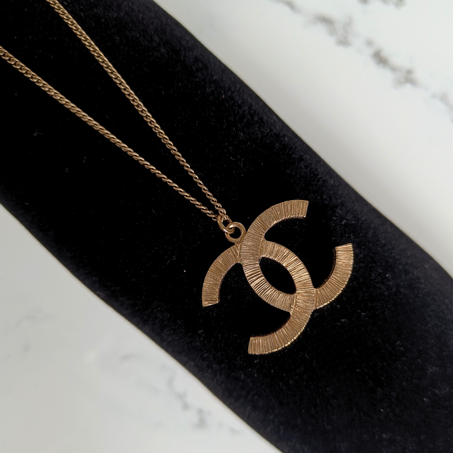 Tolk alkove hver gang Chanel CC Logo Feather Necklace Gold Plated – l'Étoile de Saint Honoré
