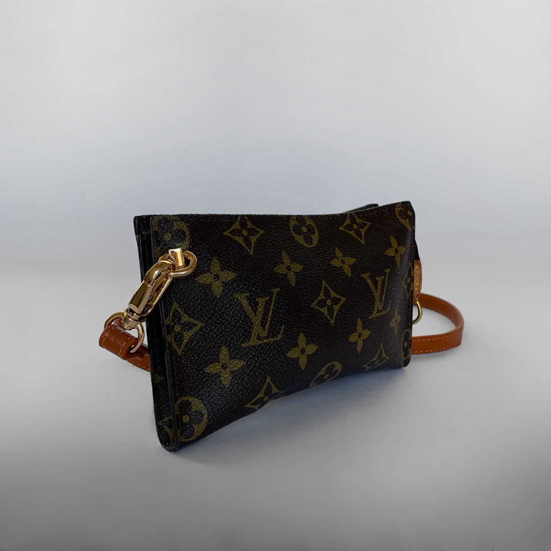 Louis Vuitton Louis Vuitton Pouch PM Monogram Canvas - Crossbody bags - Etoile Luxury Vintage