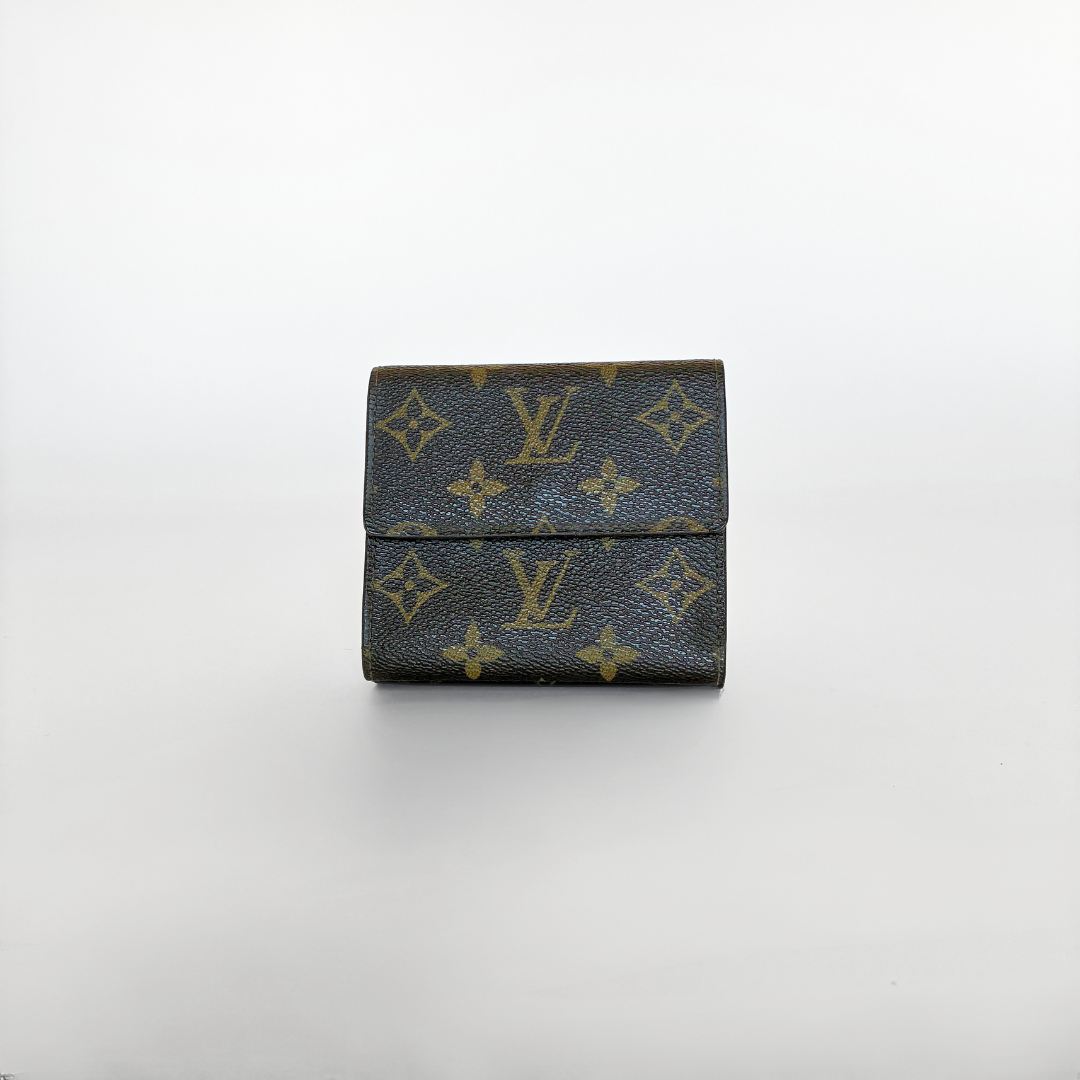 Louis Vuitton Geldbörse mit Monogrammmuster auf weißem Hintergrund