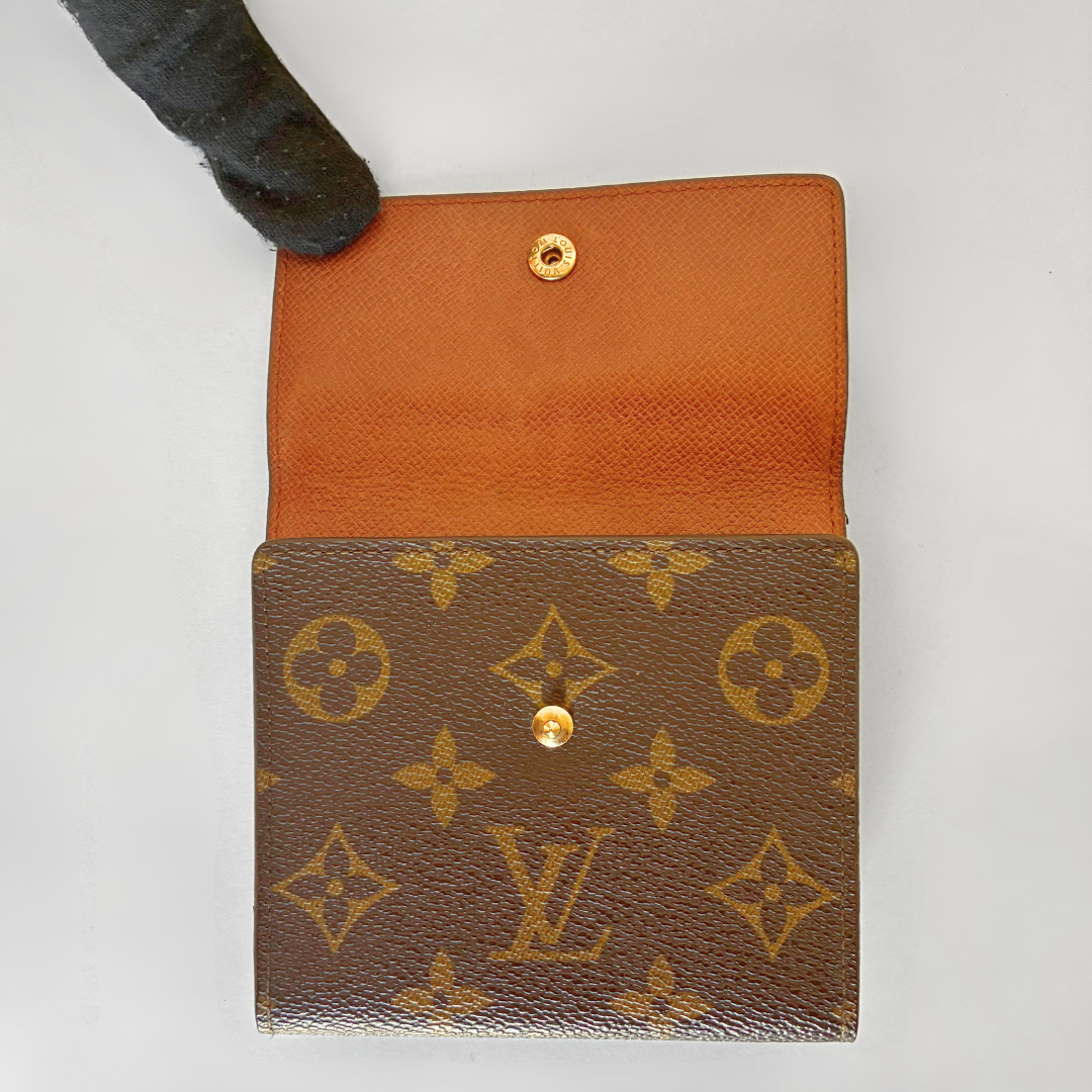 Louis Vuitton Geldbörse mit Monogrammmuster auf weißem Hintergrund