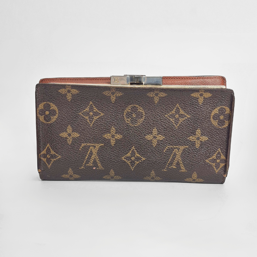 Cartera de diseño con estampado de monograma sobre fondo blanco