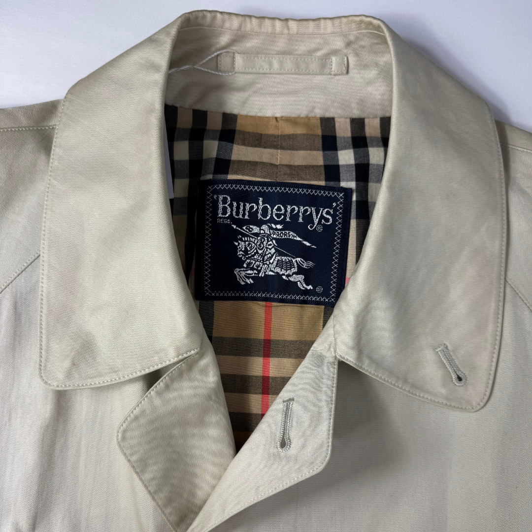 Beige Burberry Jacke mit Markenlabel auf hellgrauem Hintergrund