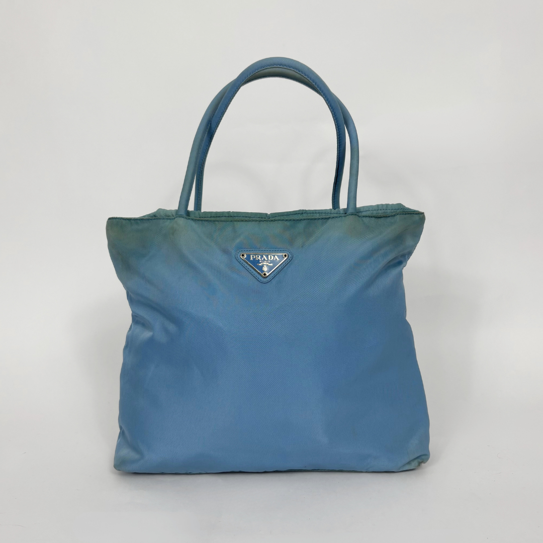 Prada Bolso tote de nailon azul claro con asas superiores a juego y el logotipo triangular esmaltado característico de la marca.