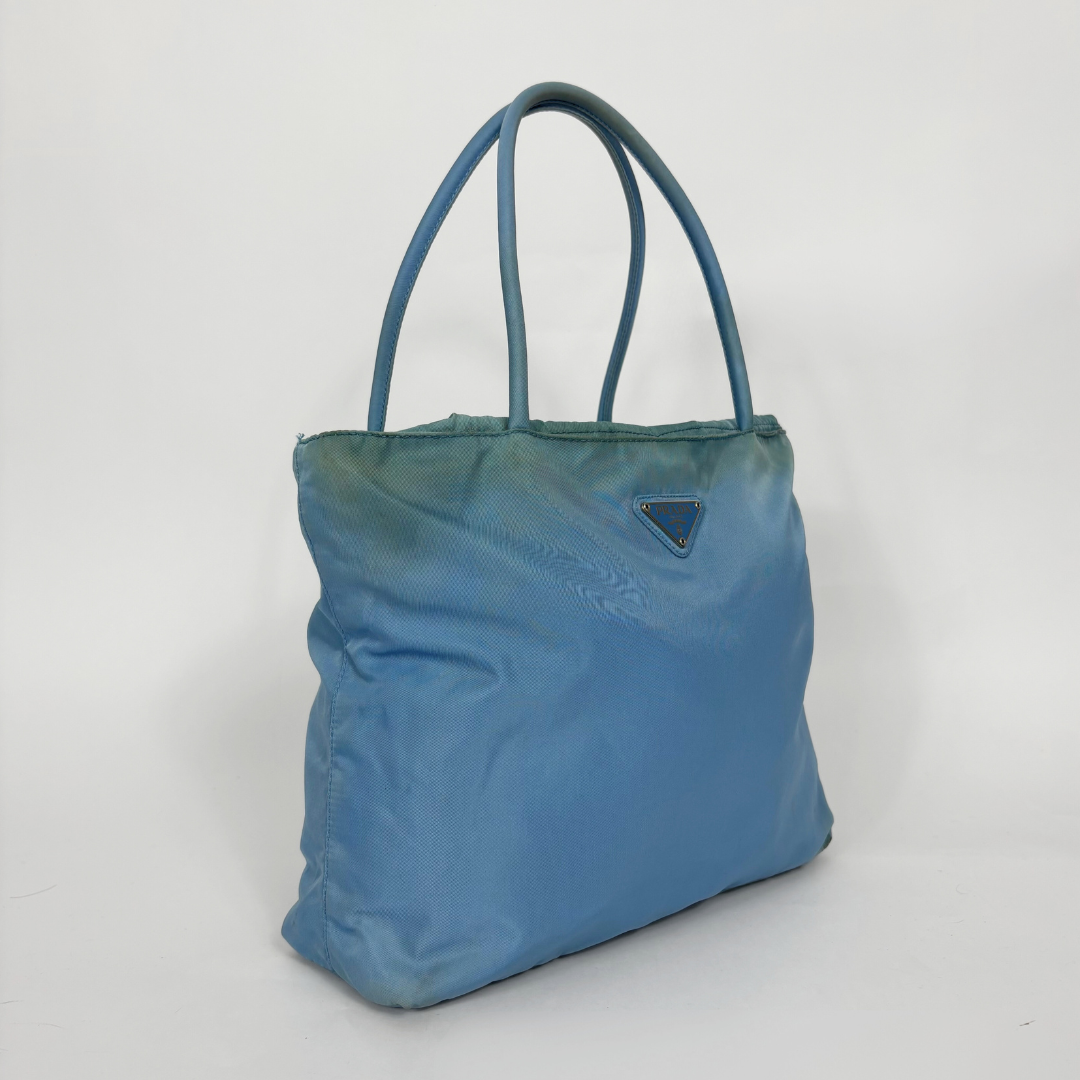 Prada Bolso tote de nailon azul claro con asas superiores a juego y el logotipo triangular esmaltado característico de la marca.