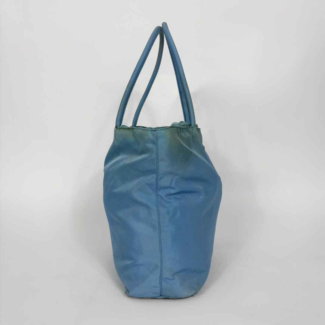 Prada Bolso tote de nailon azul claro con asas superiores a juego y el logotipo triangular esmaltado característico de la marca.