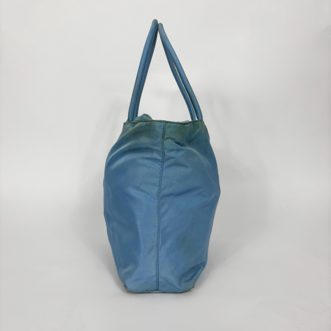 Prada Bolso tote de nailon azul claro con asas superiores a juego y el logotipo triangular esmaltado característico de la marca.