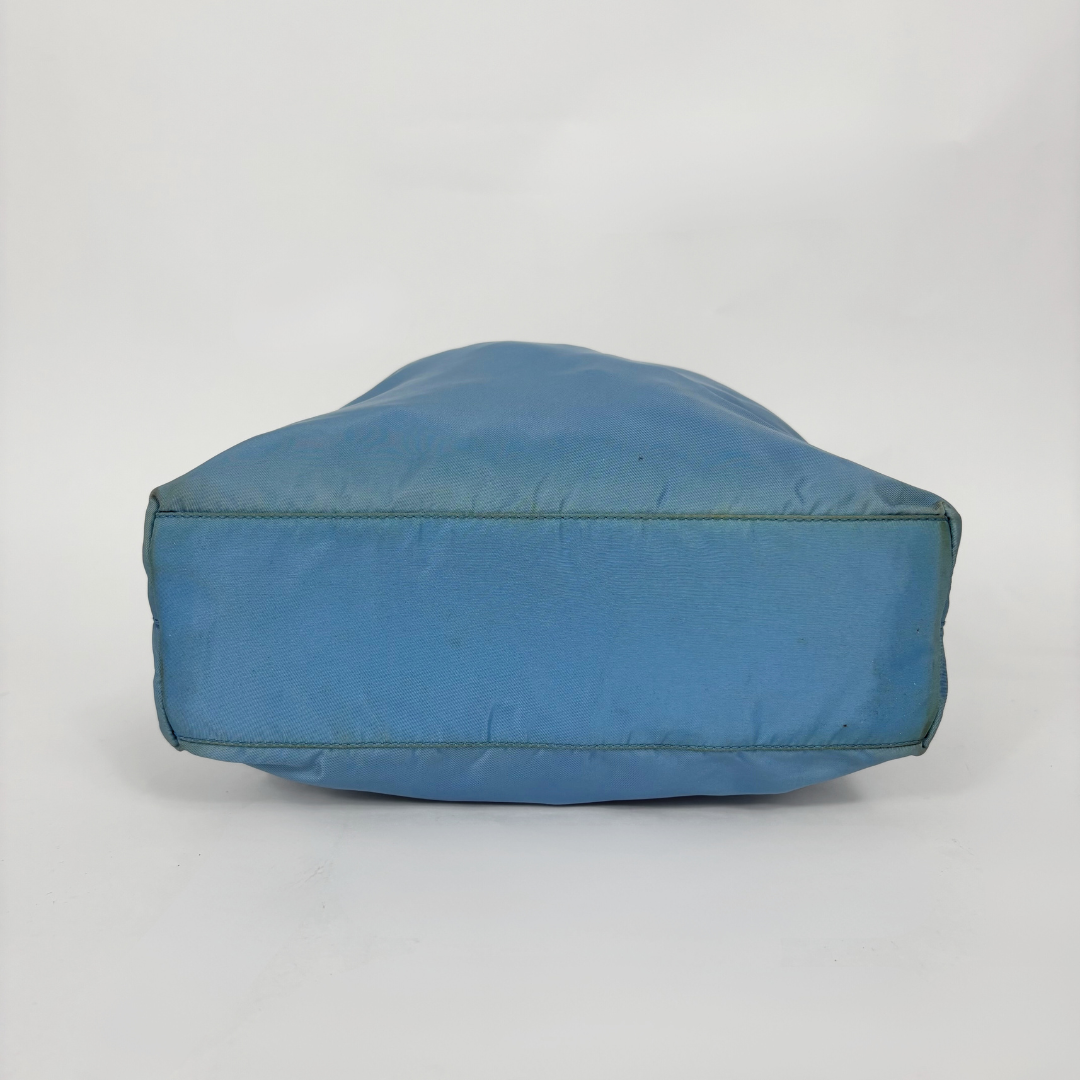 Sillón tipo puf azul sobre fondo blanco