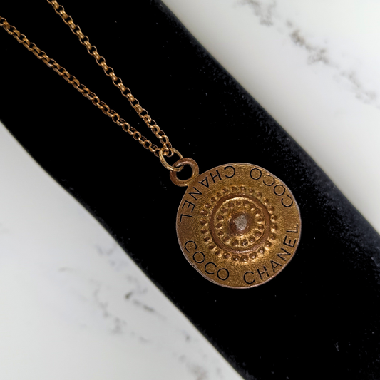 Chanel Collana con moneta placcata in oro