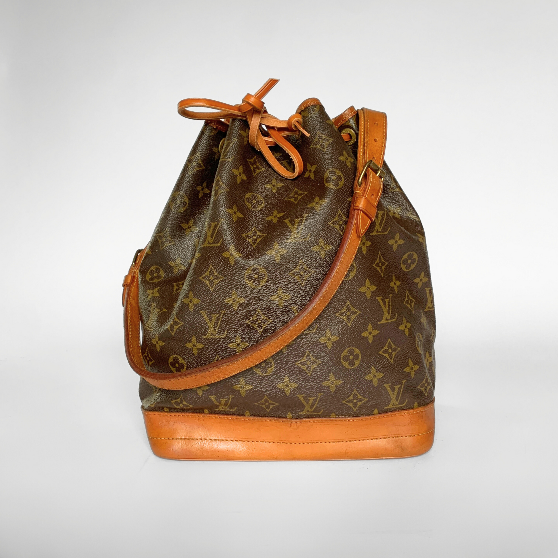 Louis Vuitton Louis Vuitton No&eacute; Monogram Canvas - Shoulder bags - Etoile Luxury Vintage