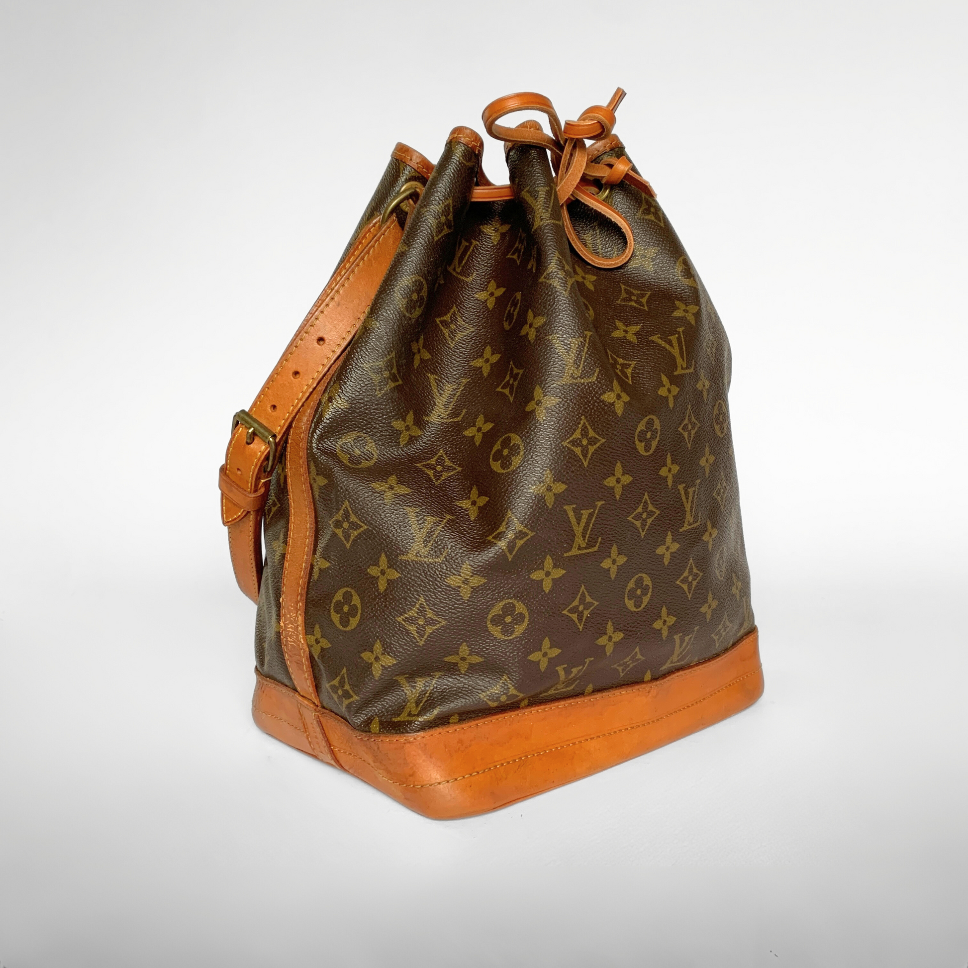 Louis Vuitton Louis Vuitton No&eacute; Monogram Canvas - Shoulder bags - Etoile Luxury Vintage