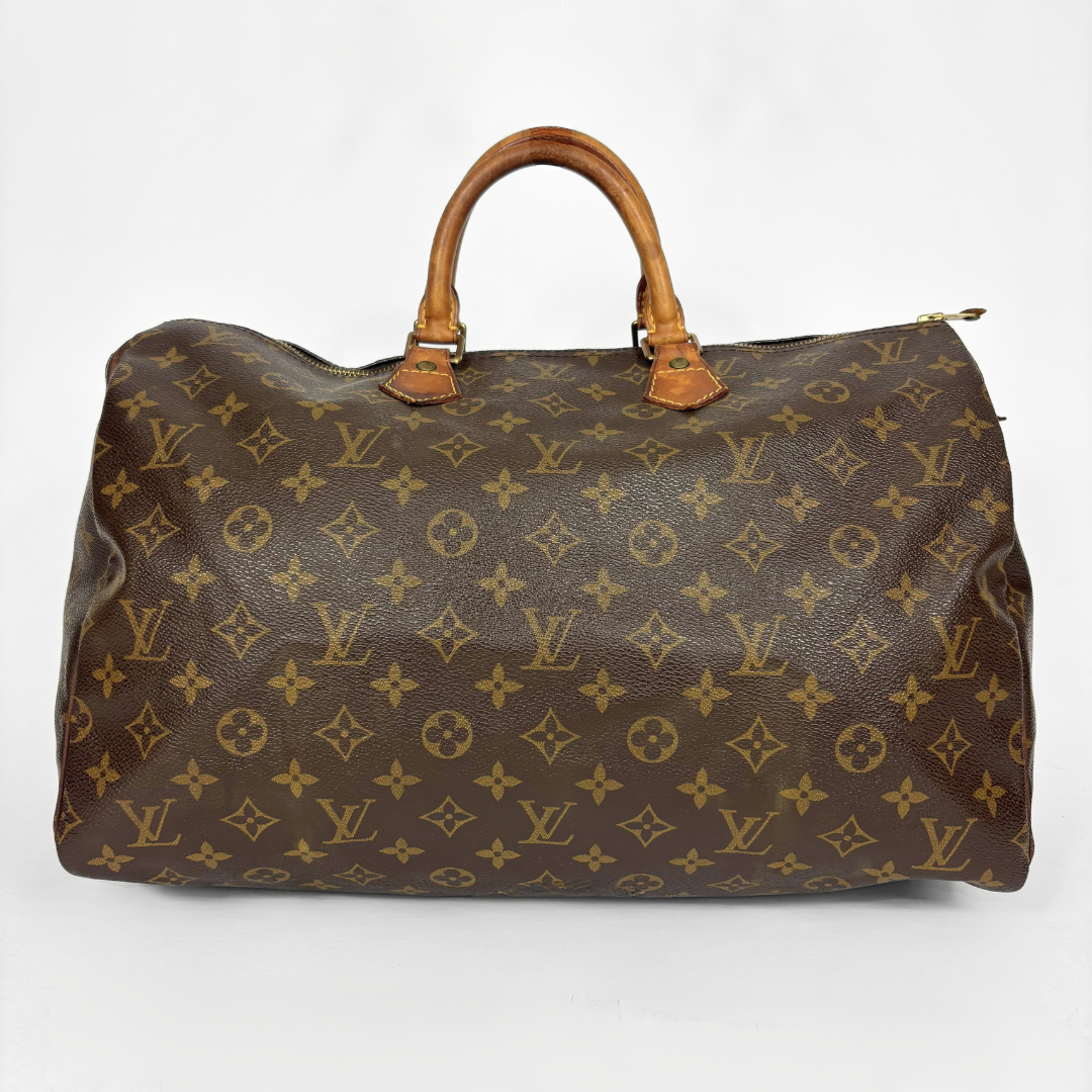 Braun Louis Vuitton Tasche mit Monogrammmuster auf weißem Hintergrund
