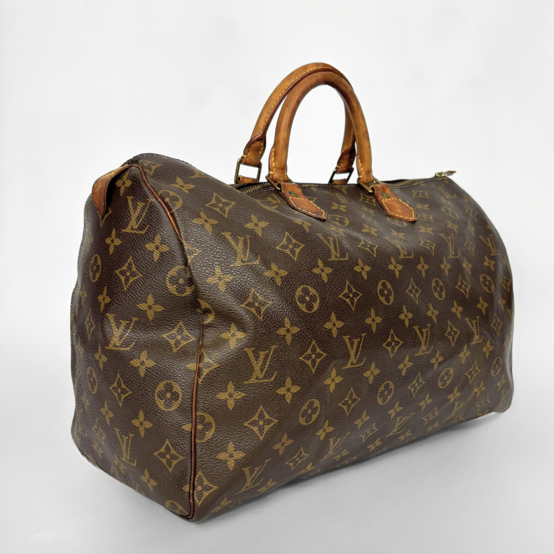 Braun Louis Vuitton Tasche mit Monogrammmuster auf weißem Hintergrund
