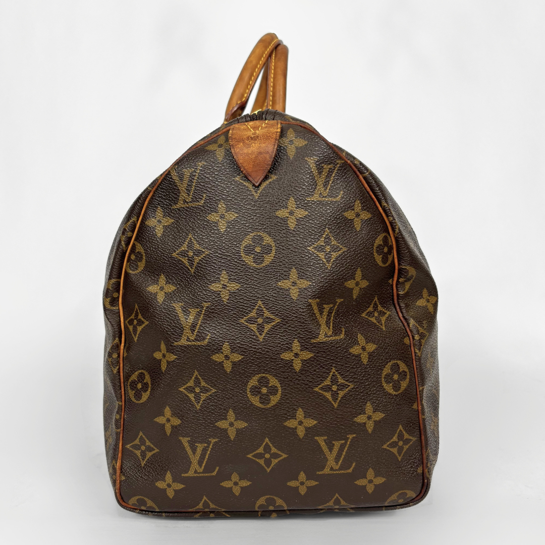 Braun Louis Vuitton Tasche mit Monogrammmuster auf weißem Hintergrund