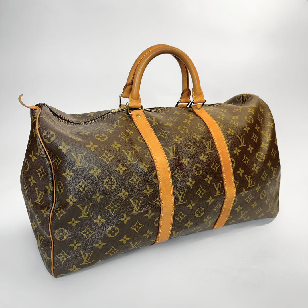 Marrón Louis Vuitton bolso con estampado de monograma sobre fondo blanco
