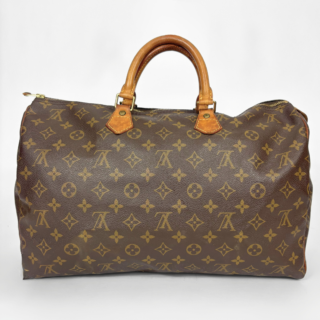 Braun Louis Vuitton Tasche mit Monogrammmuster auf weißem Hintergrund