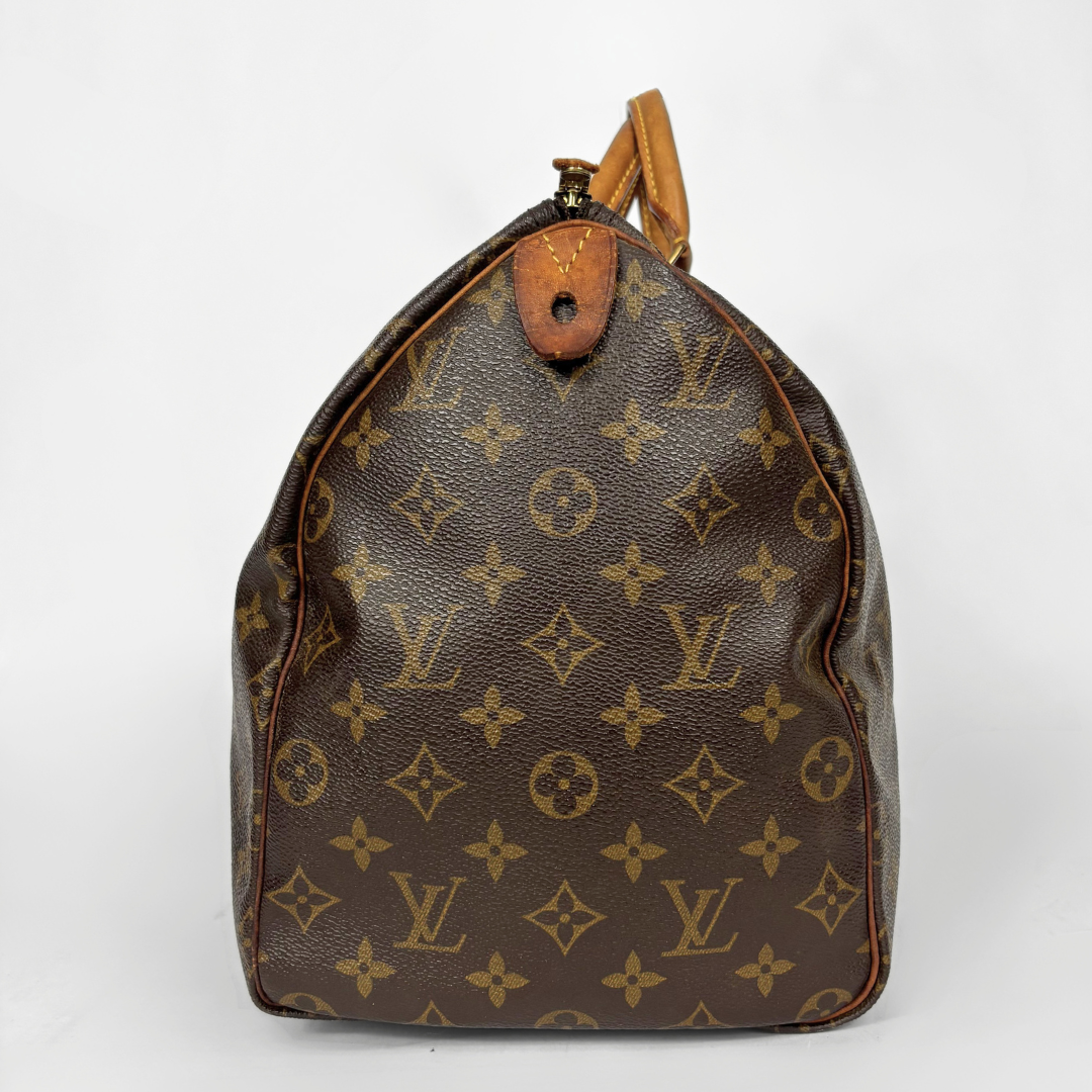 Braun Louis Vuitton Tasche mit Monogrammmuster auf weißem Hintergrund