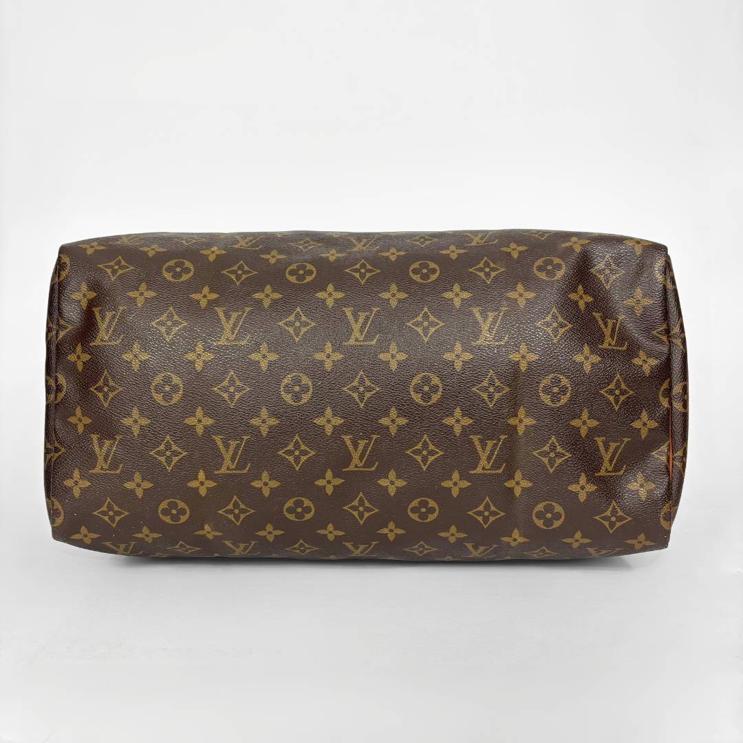 Braun Louis Vuitton Tasche mit Monogrammmuster auf weißem Hintergrund