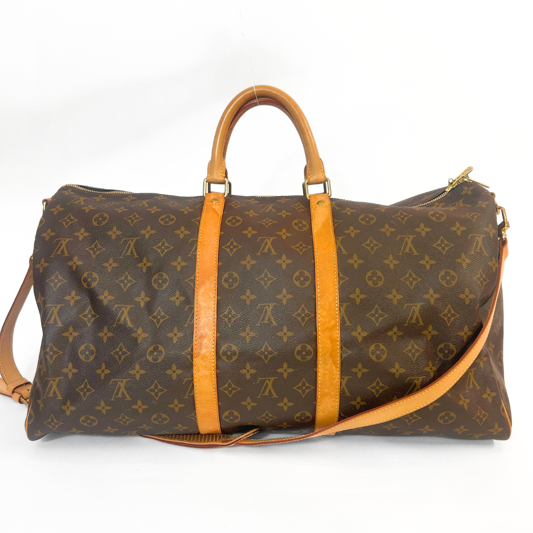 Braune Reisetasche mit orangefarbenen Akzenten auf weißem Hintergrund