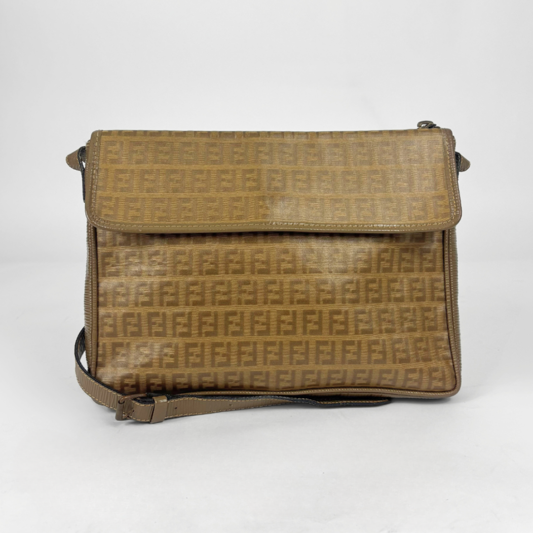 Fendi Bolsa transversal de PVC sobre fundo branco