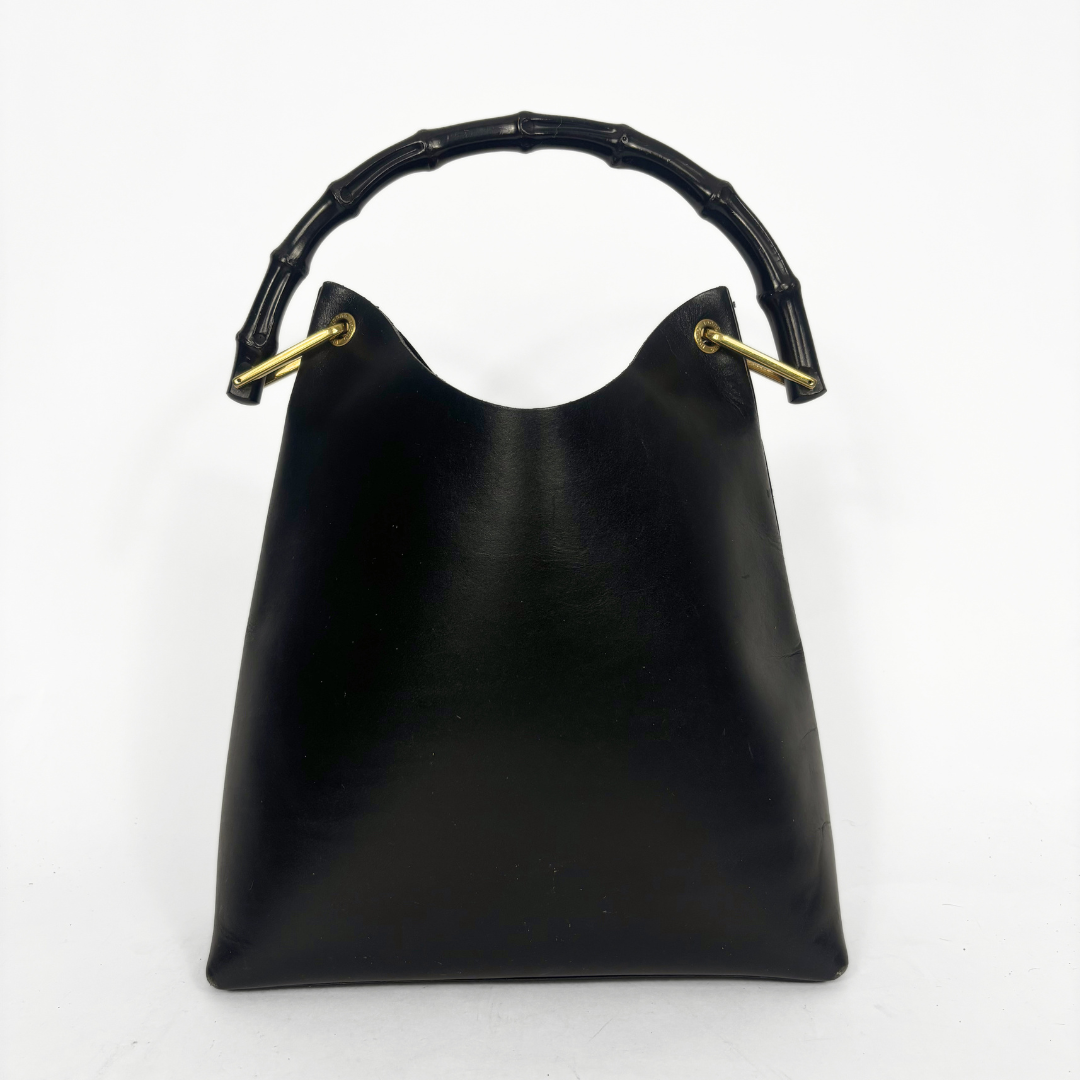 Gucci Bolso estilo hobo vintage de cuero negro con asa superior de bambú de madera oscura y herrajes dorados.