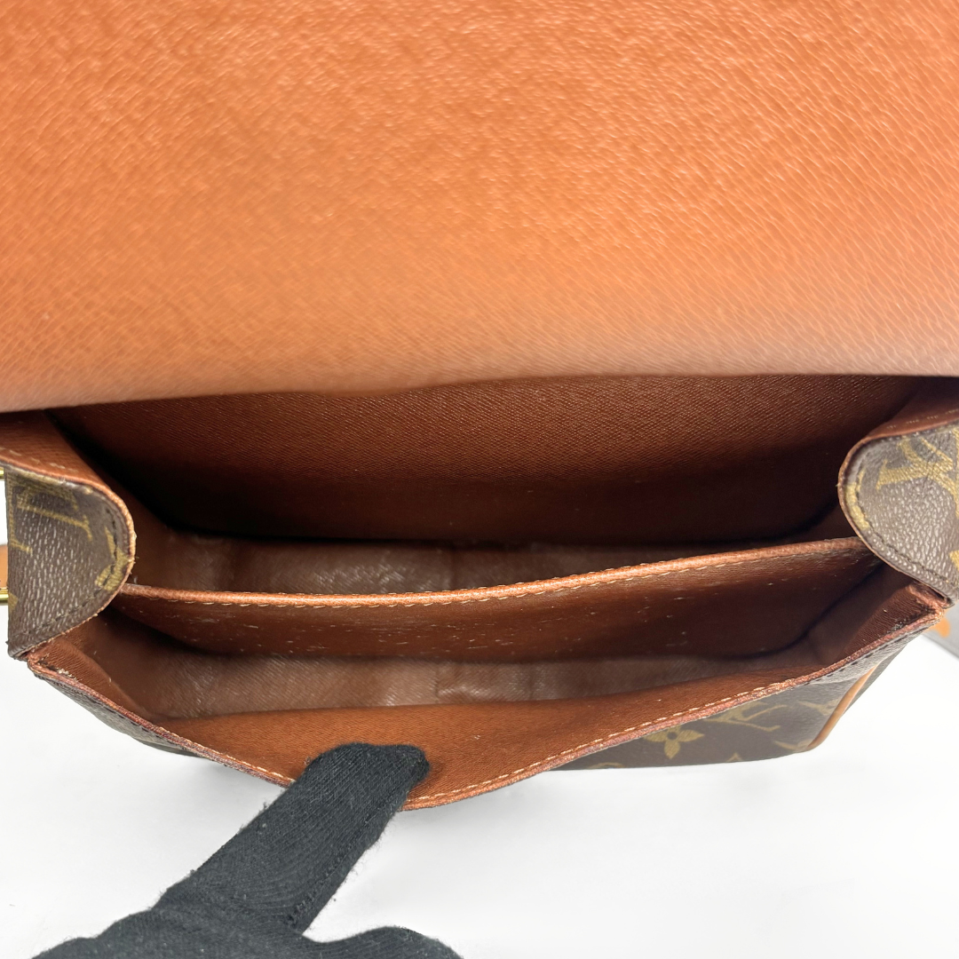 Louis Vuitton Monogramm-Handtasche auf hellgrauem Hintergrund