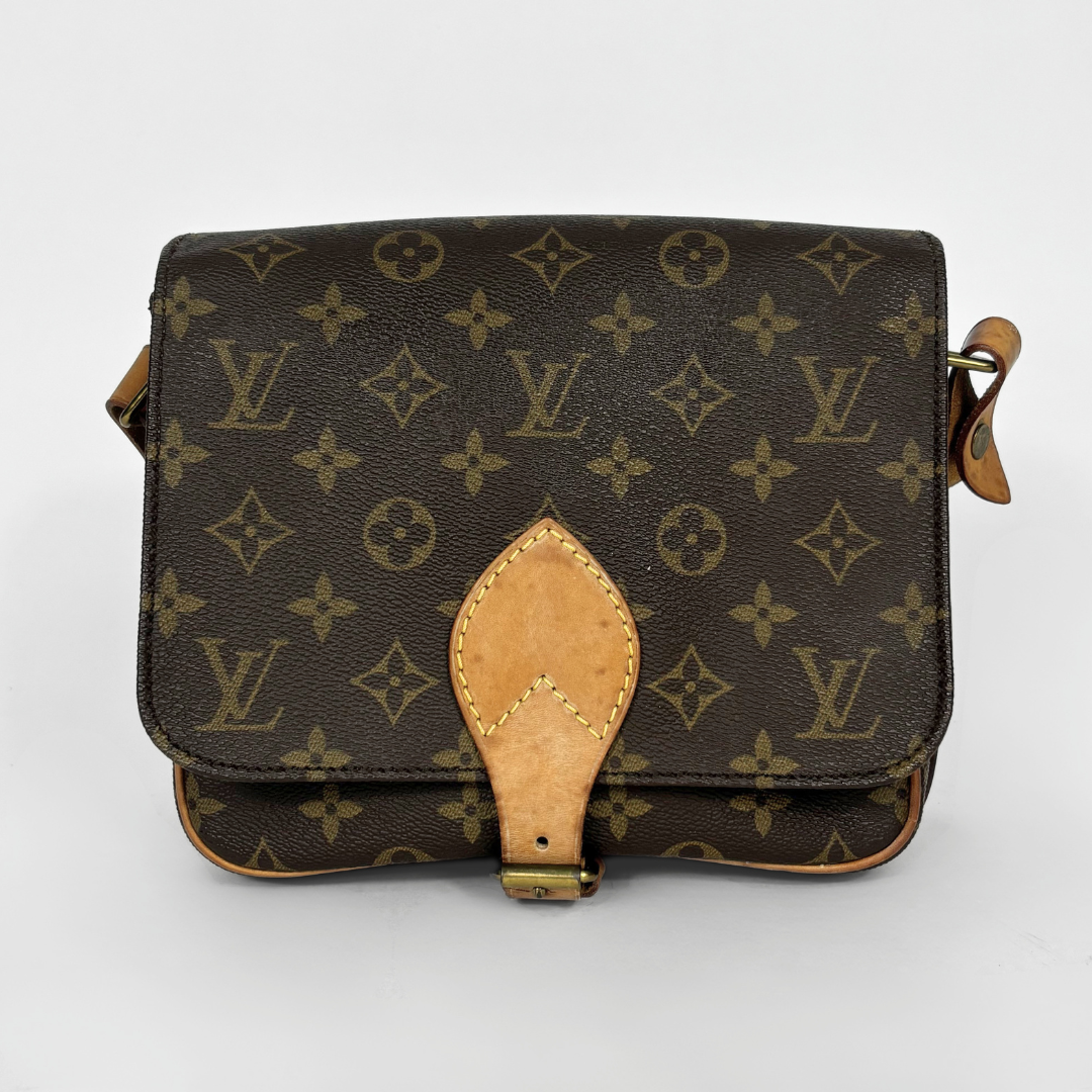 Louis Vuitton Monogramm-Handtasche auf hellgrauem Hintergrund