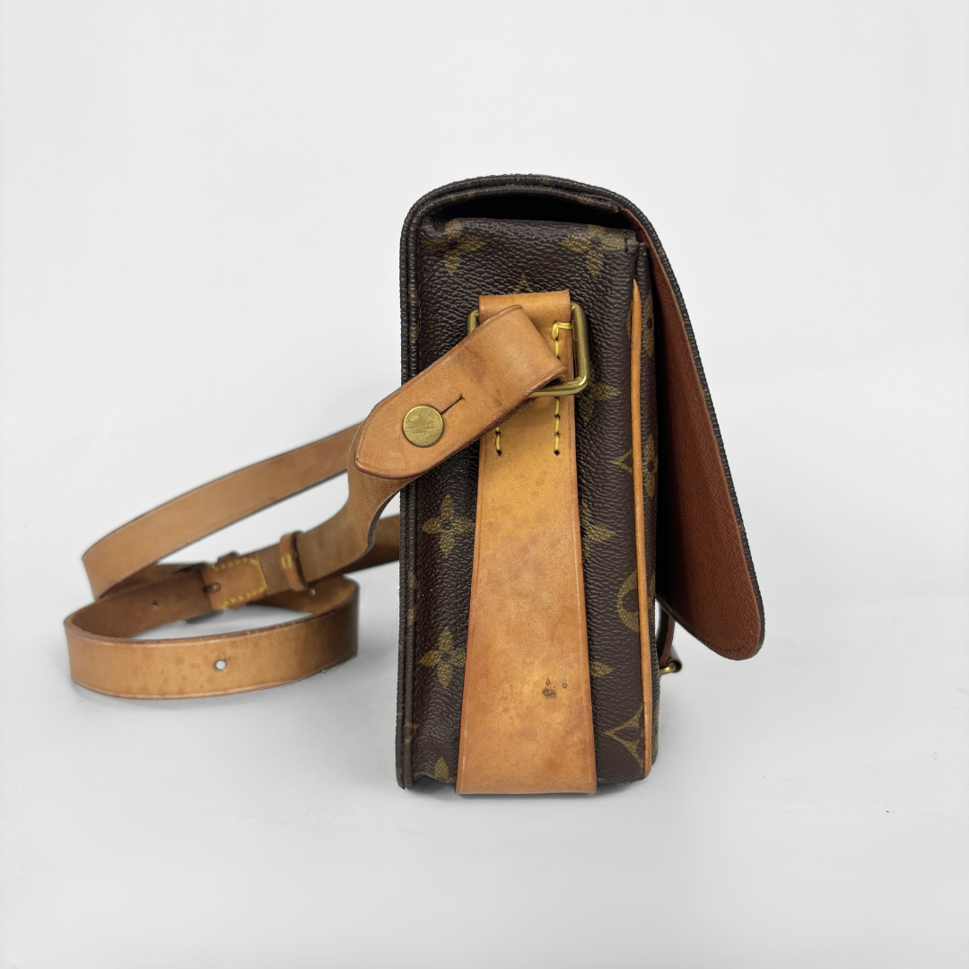 Braune Lederhandtasche mit Monogrammmuster auf weißem Hintergrund