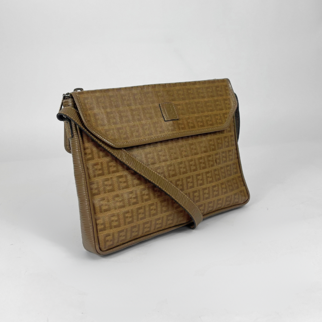 Fendi Bolsa transversal de PVC sobre fundo branco