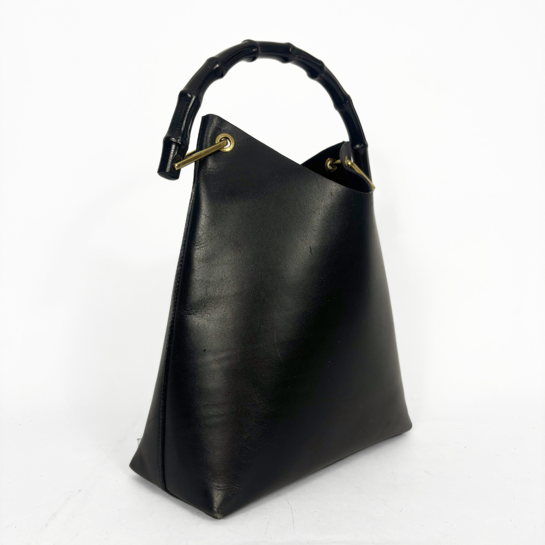 Gucci Bolso estilo hobo vintage de cuero negro con asa superior de bambú de madera oscura y herrajes dorados.