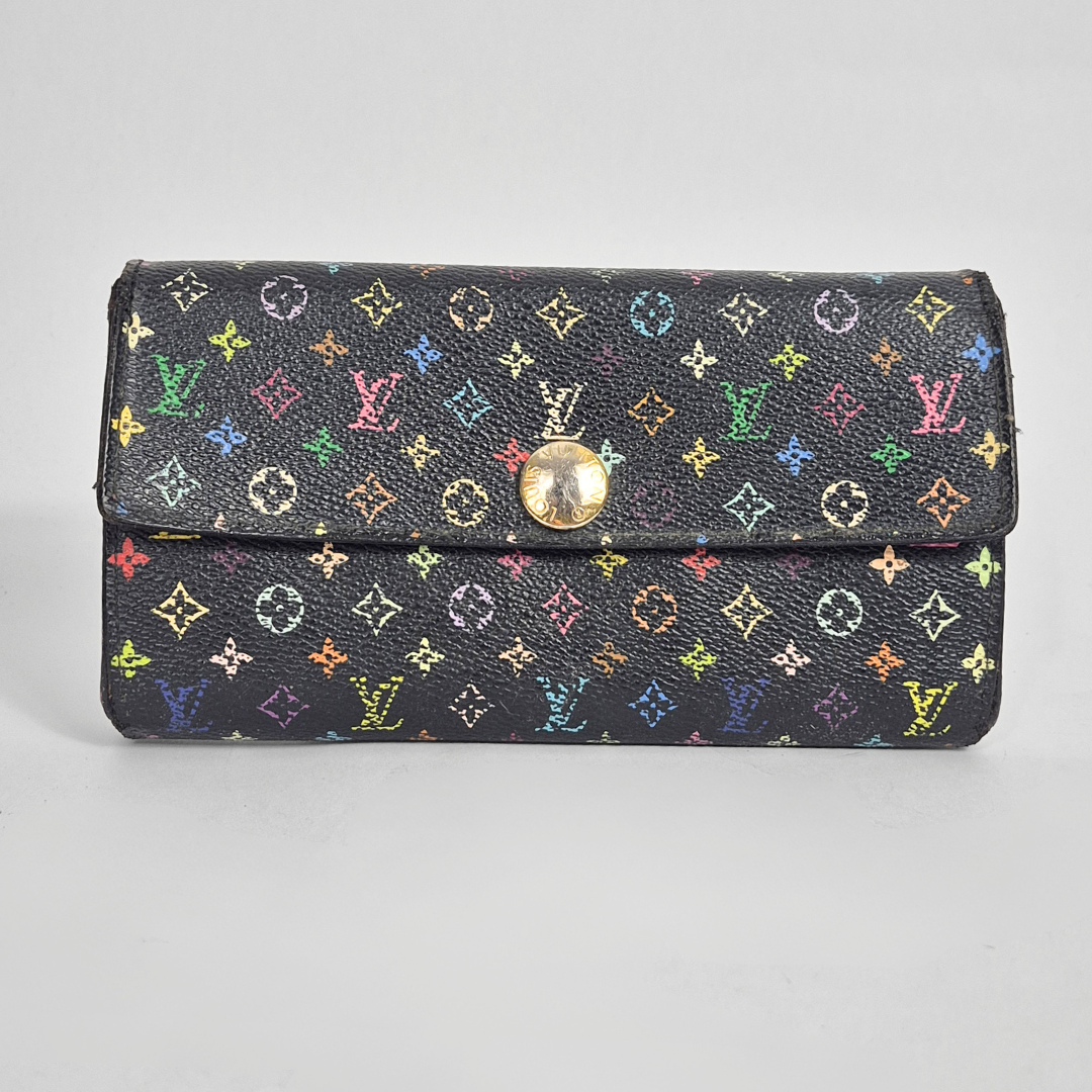 Cartera negra con estampado de logotipo multicolor sobre fondo gris.