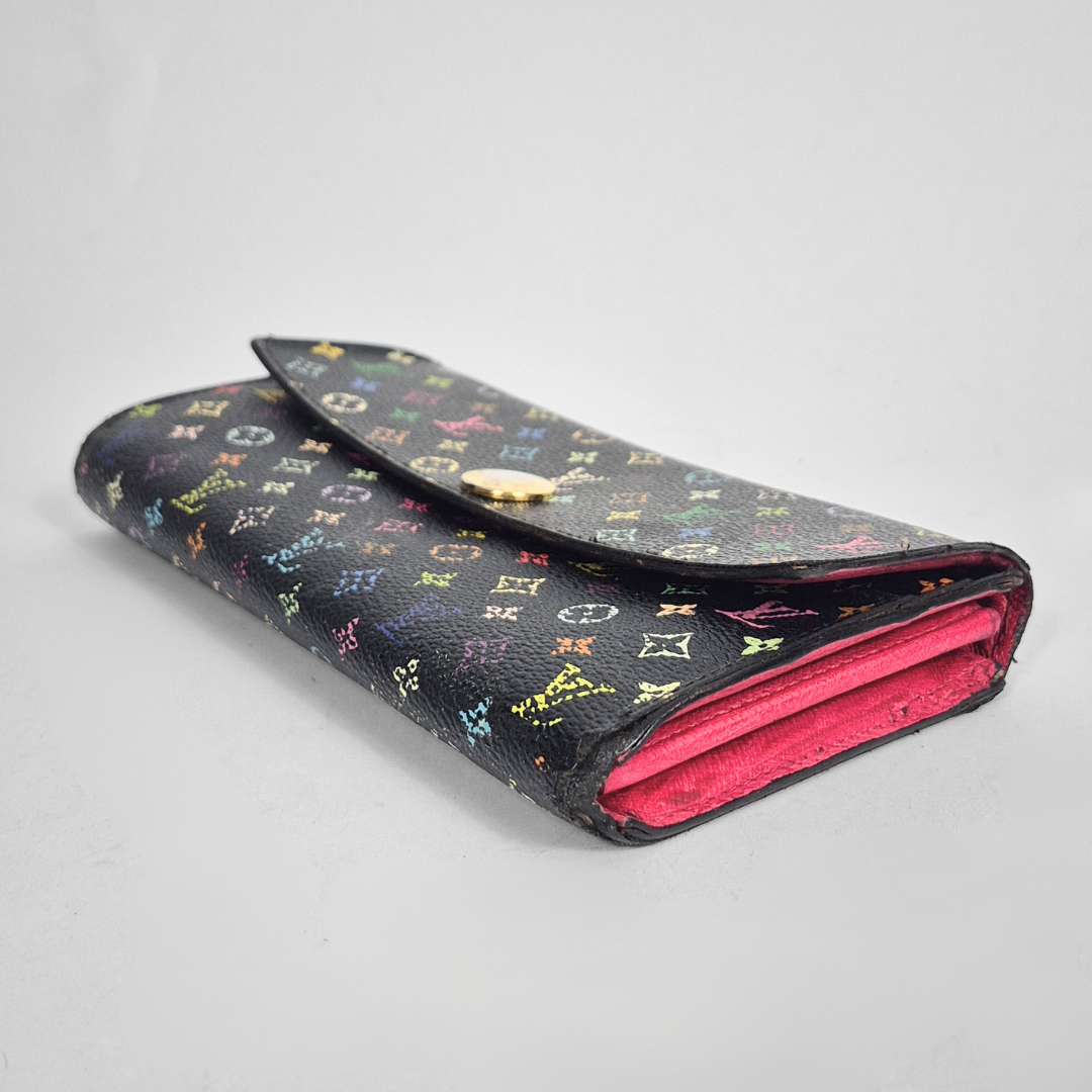 Cartera de diseño con estampado colorido sobre fondo gris