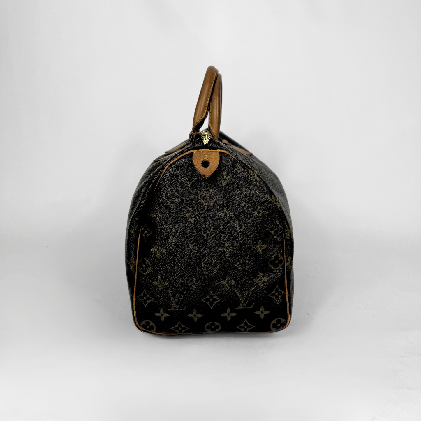Louis Vuitton monogrammi käsilaukku valkoisella taustalla