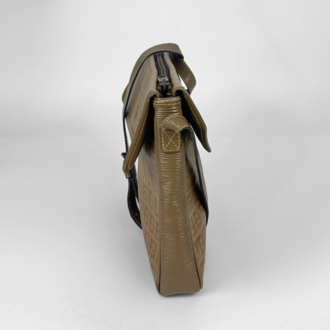 Fendi Bolsa transversal de PVC sobre fundo branco