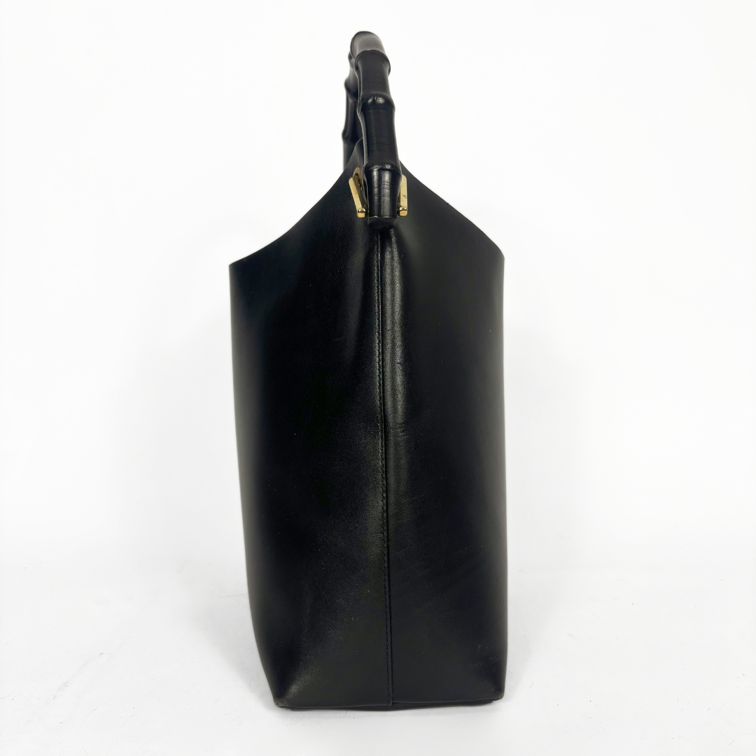 Gucci Bolso estilo hobo vintage de cuero negro con asa superior de bambú de madera oscura y herrajes dorados.