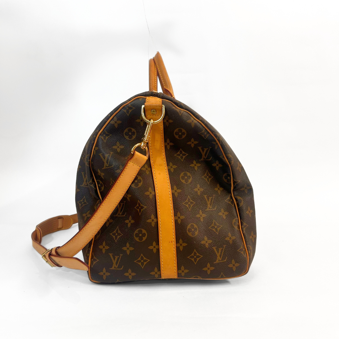 Designer-Rucksack mit Monogrammmuster auf weißem Hintergrund